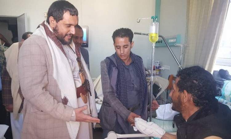 محافظ صنعاء يتفقد أحوال الجرحى بمستشفى 48
