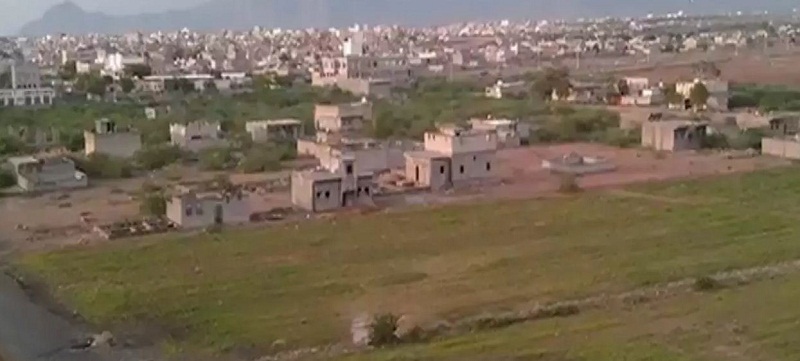 متهم بالسطو على الأراضي يقوم بالبناء في ملعب الشباب 