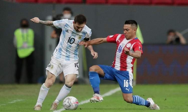 ميسي يتلاعب بلاعبي باراغواي (فيديو)