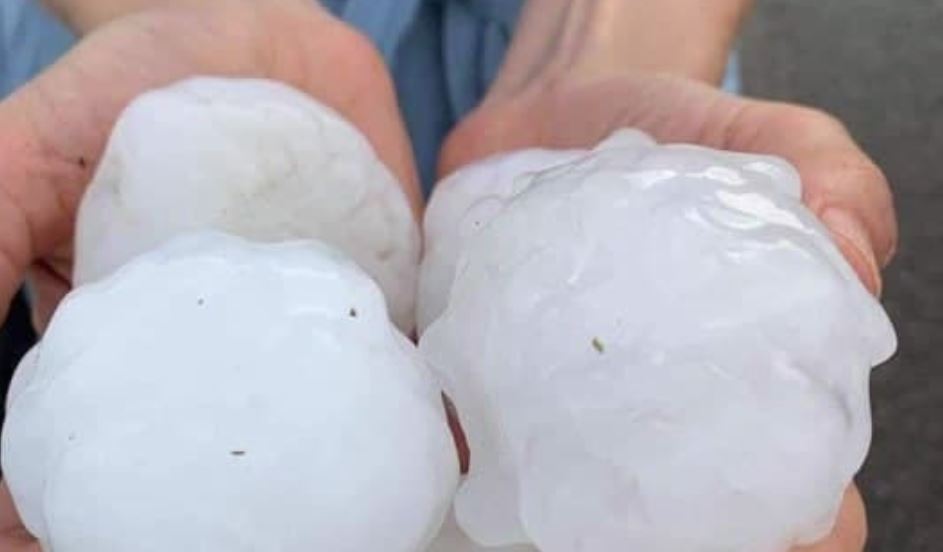 برد بحجم التفاح في إيطاليا