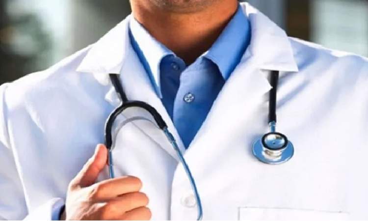 وصفه المرضى بأمهر الاطباء .. القبض على شخص انتحل صفة طبيب