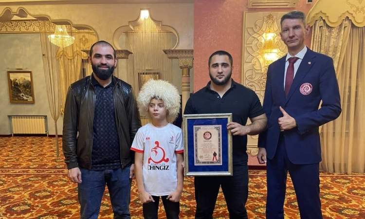 صبي في الـ11 عاما يحطم رقما قياسيا بتمرين البلانك