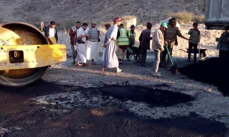 محافظ مأرب يتفقد اعمال الصيانة لطريق الجوبة – قانية