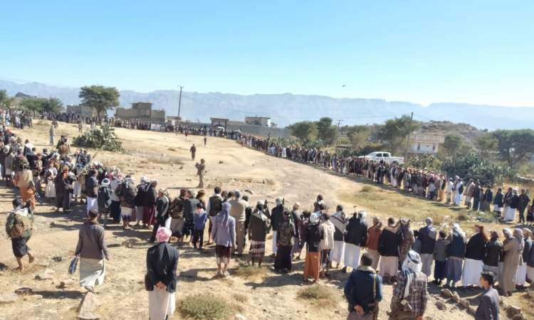 حبيش بإب تسير قافلة مالية واخرى غذائية من الحبوب