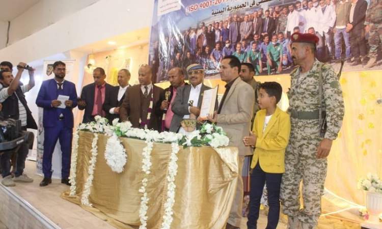 السامعي يسلم قيادة مستشفى الخليج بتعز شهادة الجودة العالمية الأيزو 2015