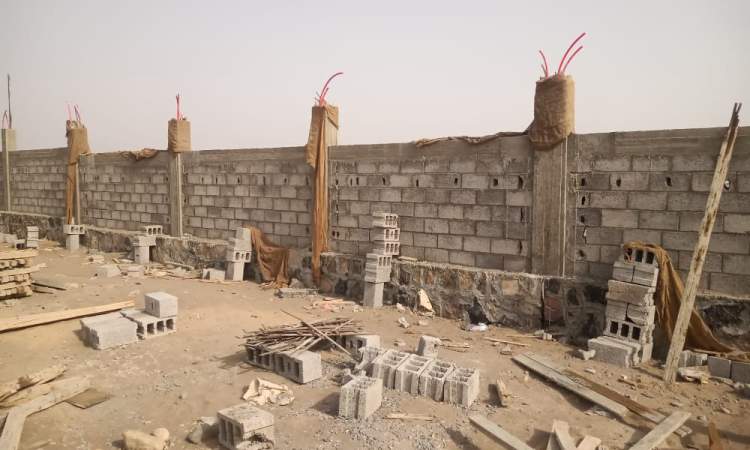 الصناعة تسلم قطع اراض لمستثمرين لإقامة مشاريع صناعية في الحديدة