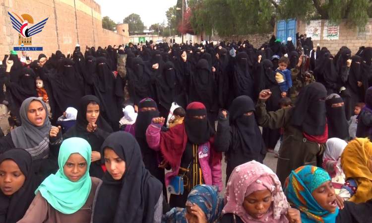 وقفة نسائية بذمار للتنديد باغتصاب فتيات في حيس