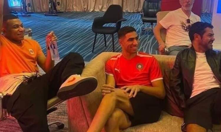 مبابي يزور معسكر منتخب المغرب