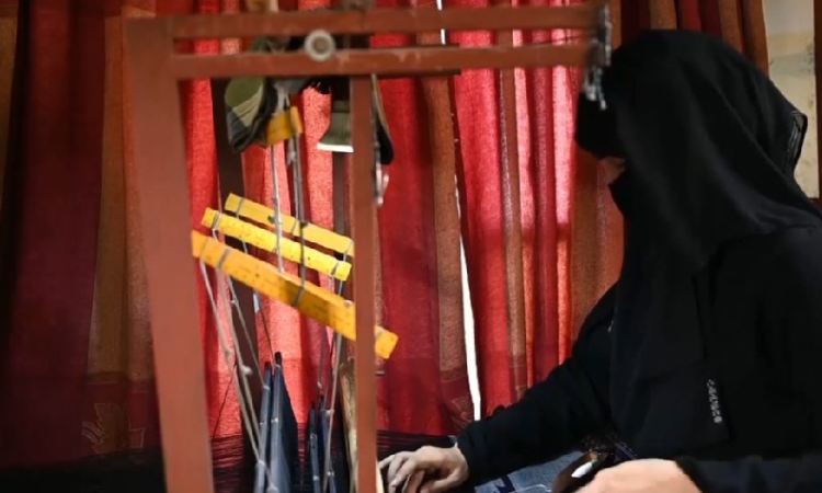 دورة تدريبية حول مهارات الخياطة والتطريز وحياكة المعاوز في ذمار