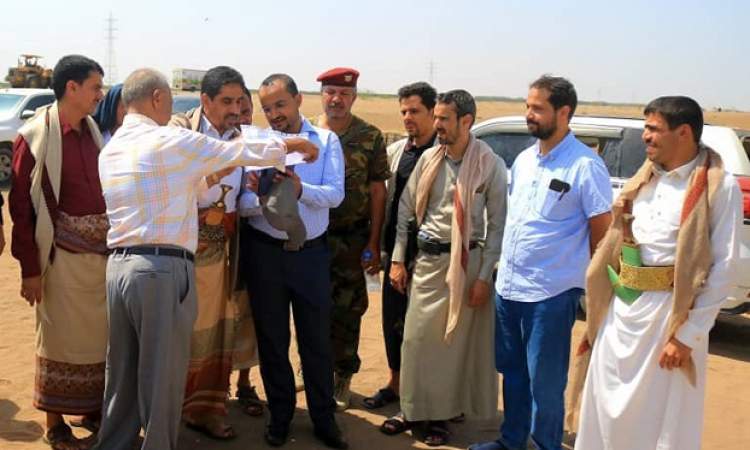 الصناعة تسلم مواقع عشرة مشاريع استثمارية بالحديدة