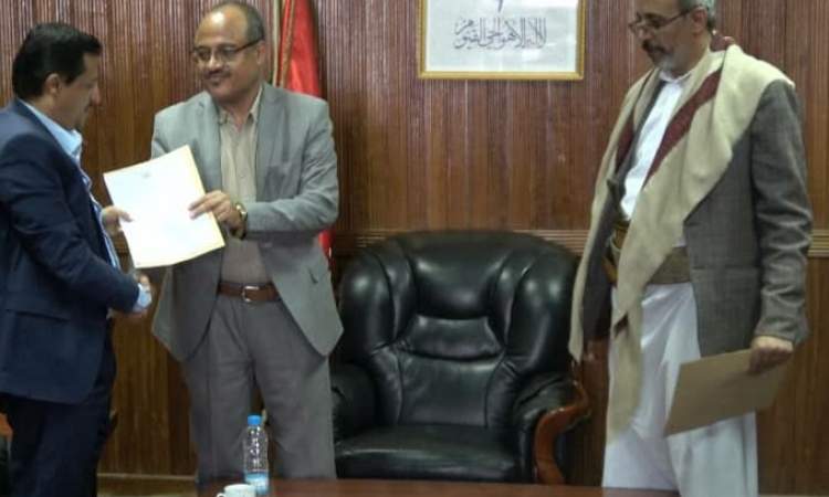 رئيس مكافحة الفساد يتسلم اقراري رئيسي دائرتي الشؤون الاعلامية والمرافق بمكتب الرئاسة