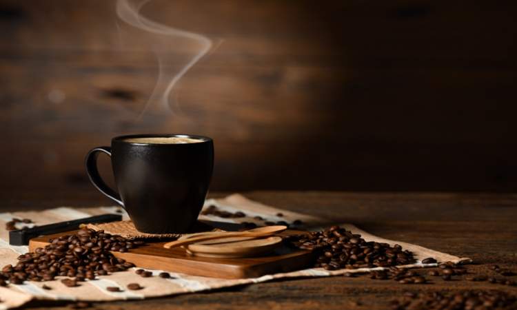 طبيبة تحذر: لا تشرب القهوة في هذا الوقت!