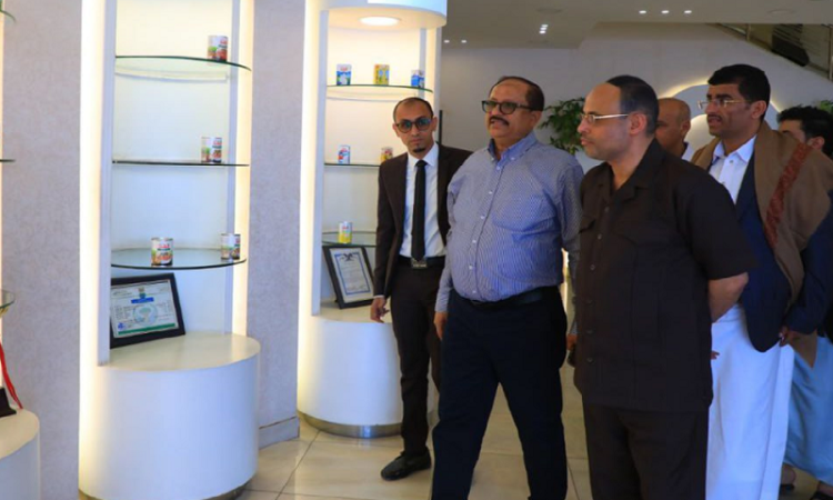 الرئيس المشاط يطلع على سير العمل بعدد من المصانع  في الحوبان بتعز
