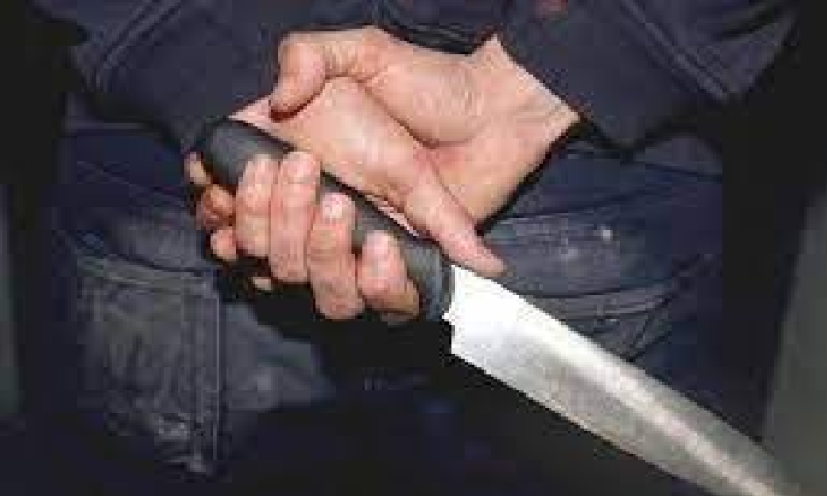   طعن فتاة وسط الشارع في عدن