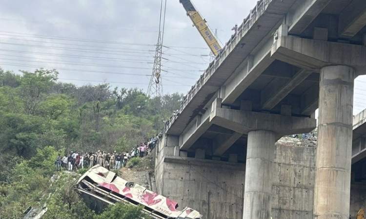اكثر من 20 قتيل وجريح بسقوط حافلة عن جسر شمال الهند 