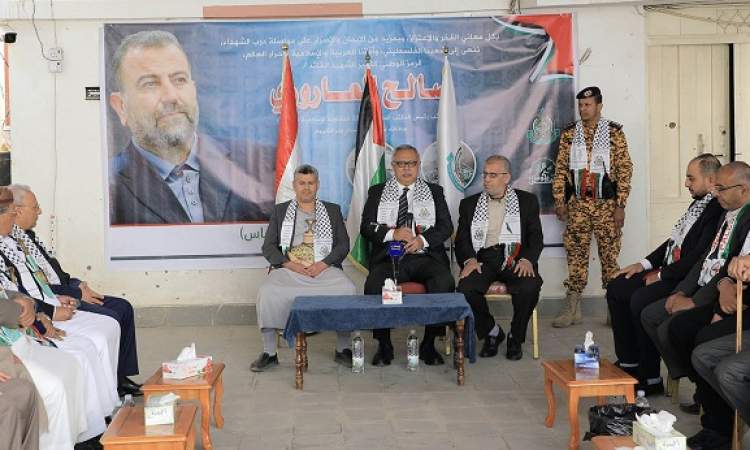 حبتور يُقدّم واجب العزاء لمكتب حماس بصنعاء في استشهاد العاروري