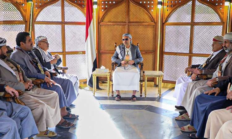 الرئيس المشاط يلتقى مشايخ مارب ويوجه بفتح الطرقات 