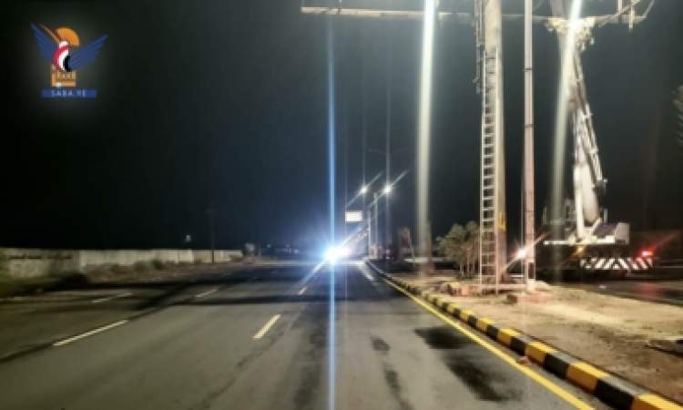 تواصل أعمال تأهيل شبكة الإنارة للمدخل الشرقي للحديدة