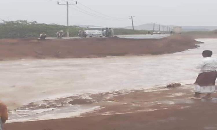 السيول تقطع الخط الرابط بين حضرموت وعدن 