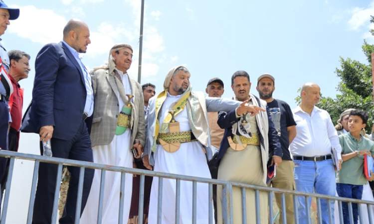 وزير الشباب وأمين العاصمة يتفقدان أعمال تعشيب ملعب الظرافي