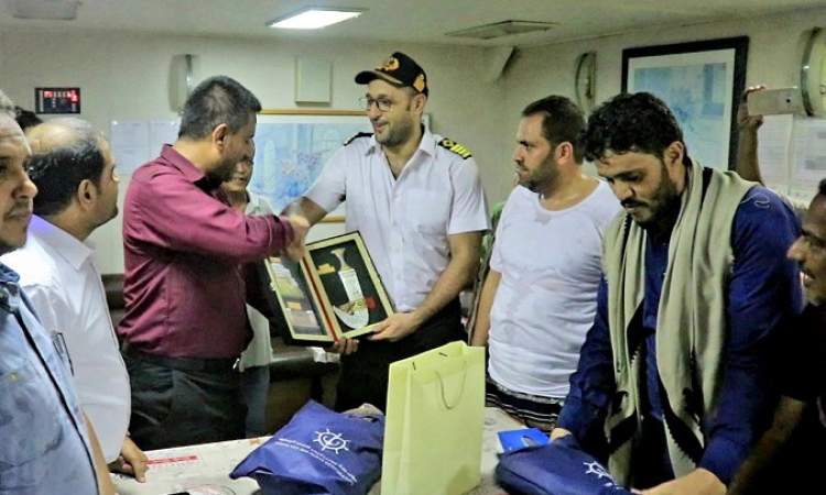 تكريم طواقم السفن الراسية بأرصفة ميناء الحديدة