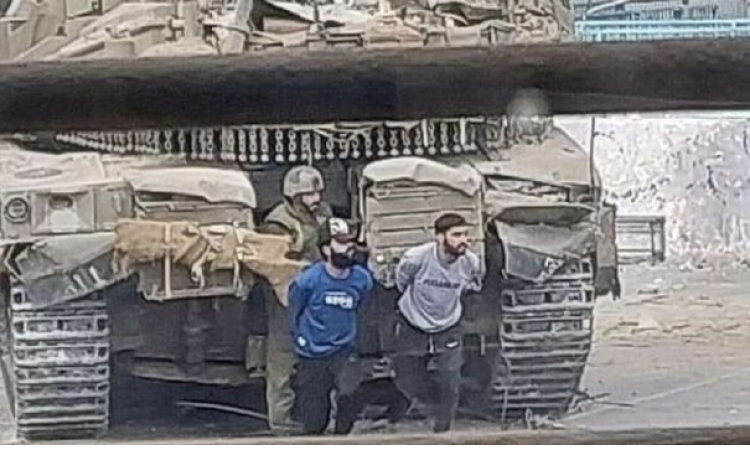 هآرتس: استخدام أطفال ومسنّين دروعا بشرية في غزة