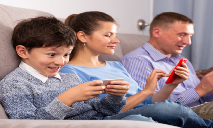 كيف يؤثر استخدام الأهل للهواتف الذكية على مهارات أطفالهم اللغوية؟