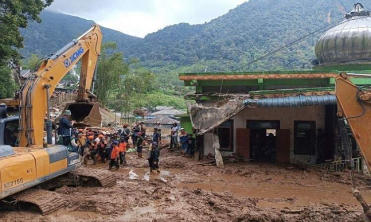 انتشال 16 جثة بفيضانات جزيرة سومطرة الإندونيسية