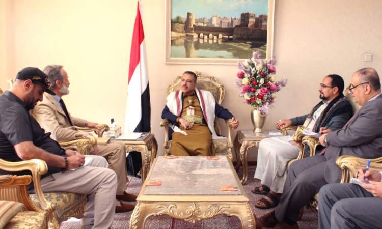 وزير الخارجية يلتقي منسق الشؤون الإنسانية بصنعاء