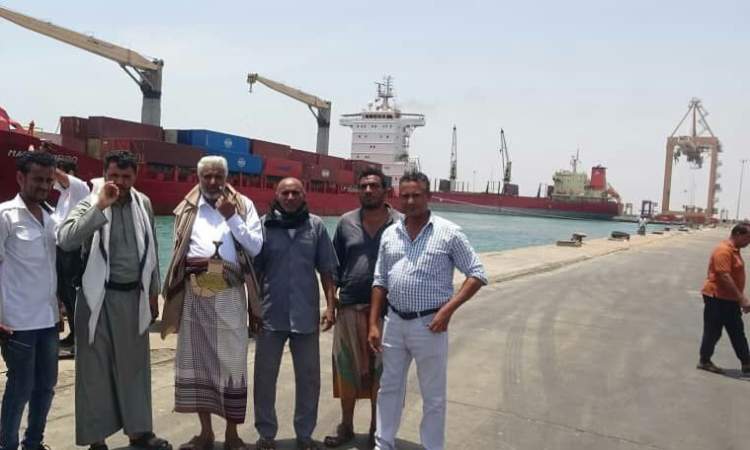 وزير النقل يتفقد حركة الملاحة بميناء الحديدة