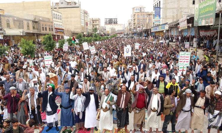 مسيرات في البيضاء تحت شعار”مباركة بانتصار إيران..وثباتاً مع غزة ..