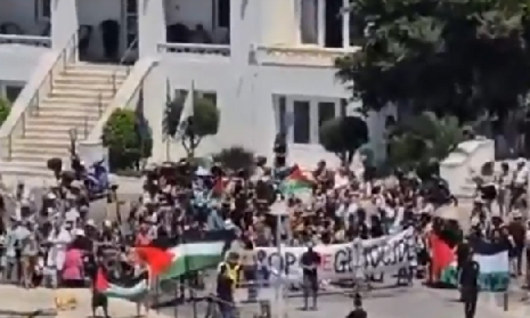 متظاهرون في اليونان يحاصرون سفينة سياح إسرائيلية