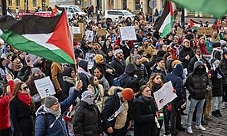 رفضا لتجويع غزة.. احتجاجات أمام قنصلية العدو الصهيوني فى شيكاغو