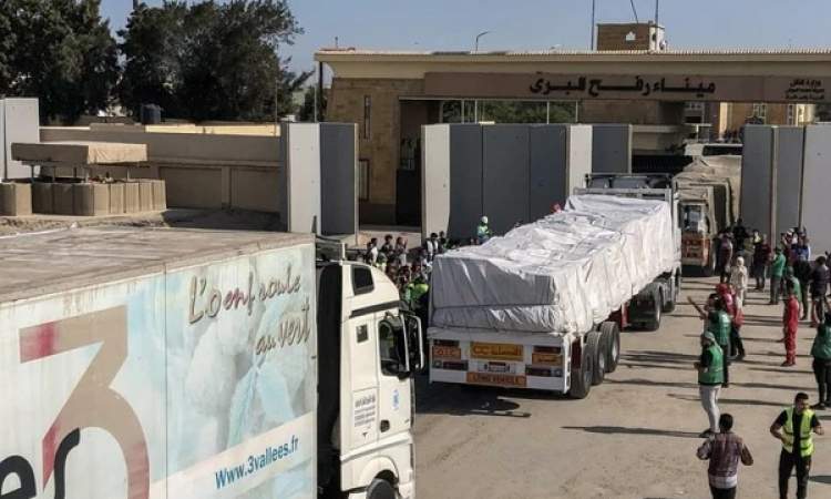 إعلام غزة: العدو الإسرائيلي يمنع دخول 22 ألف شاحنة مساعدات متكدسة في المعابر