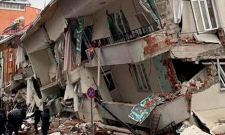 انهيار مباني في ولاية باليكيسير إثر زلزال بقوة 6.1 درجة ضرب تركيا