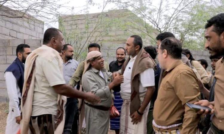 محافظ الحديدة يعزي في غرق شابين في باجل