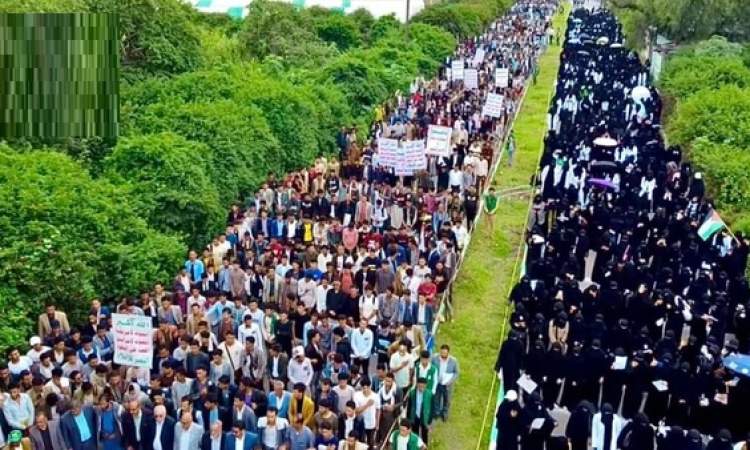 مسيرة في جامعة إب دعماً لغزة وتنديداً بجرائم التجويع والإبادة الجماعية