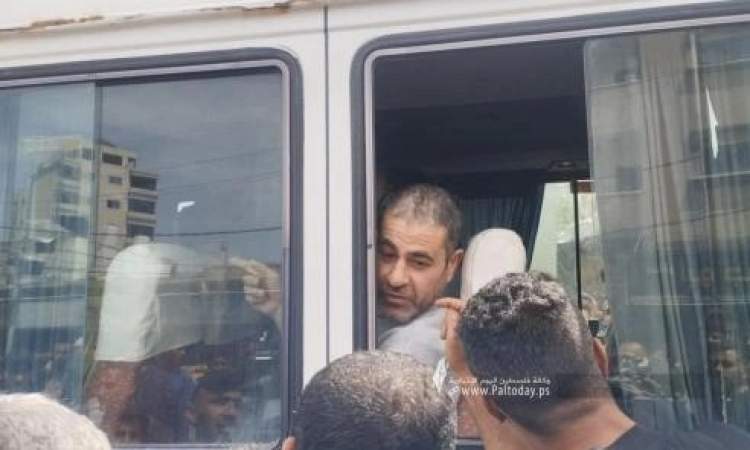 العدو الصهيوني يفرج عن 13 أسيرًا فلسطينيا من قطاع غزة