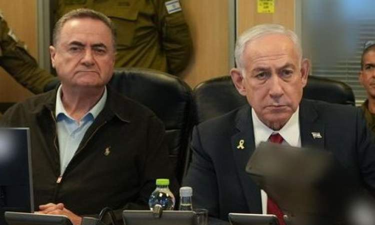 شاهد / دلالات في صورة المجرم نتنياهو خلال مراقبة فرار طائراته من سماء اليمن