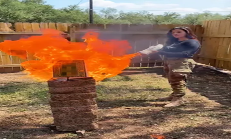 مرشحة أمريكية تحرق المصحف الشريف لجذب انتباه اللوبي الصهيوني لدعم حملتها الانتخابية