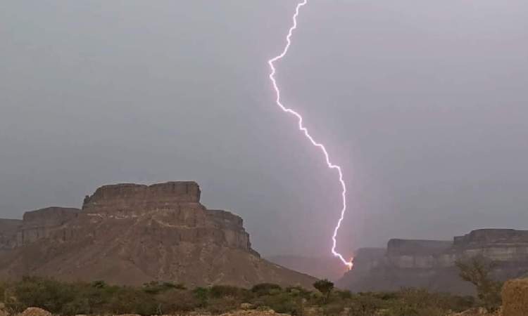 وفاة مواطن وطفلة بصواعق رعدية في محافظتي عمران وحجة