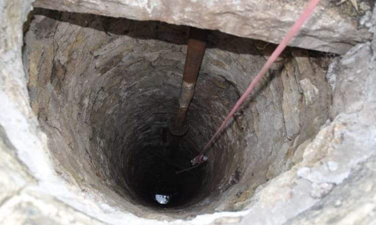 انتشال جثتي مواطنين سقطا داخل بئر في تعز