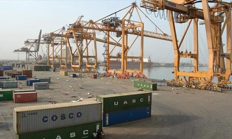 عدوان صهيوني على ميناء الحديدة والدفاعات الجوية تتصدى