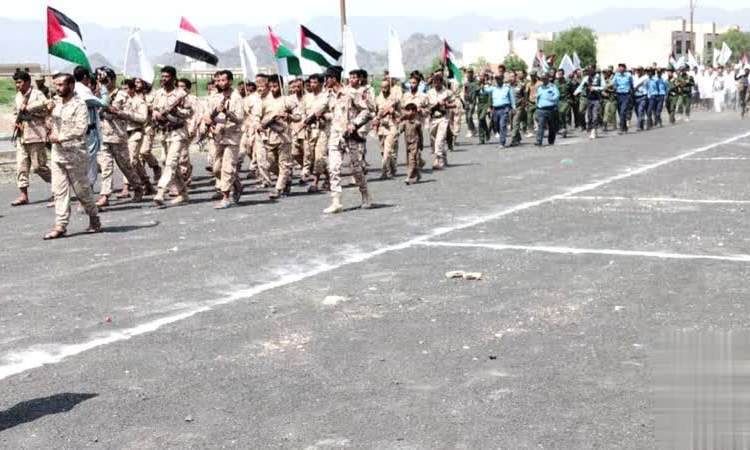 عرض عسكري لخريجي دورات “طوفان الأقصى” في مقبنة