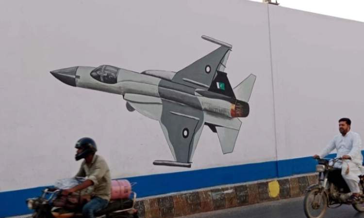 باكستان ترد بحدة على الهند: "ستدفن أسفل حطام طائراتها الحربية"