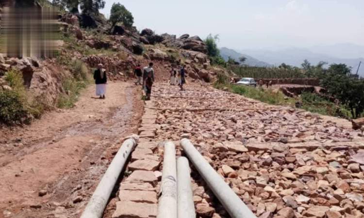تدشين أعمال الصب الخرساني في طريق بيت الحربي- مونس بالمحويت