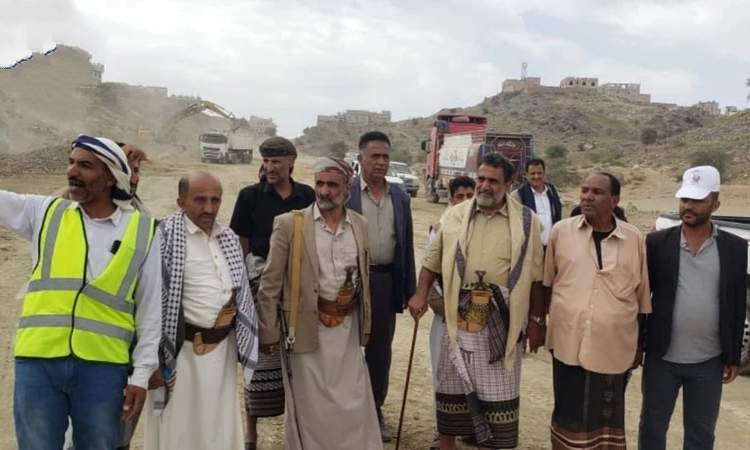 محافظ البيضاء يتفقد مشروع طريق شارع الثلاثين – عزة – خط مكيراس
