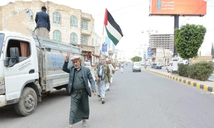 مسير راجل ووقفة مسلحة في صنعاء الجديدة تضامنًا مع الشعب الفلسطيني