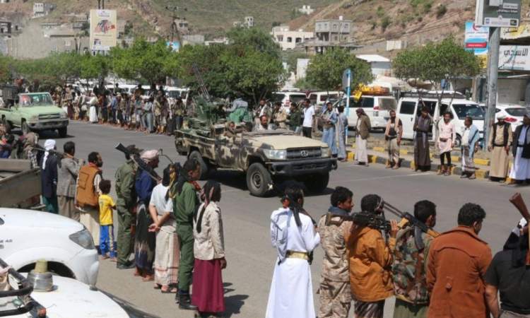 وقفات مسلحة بمديريات تعز تنديدا باعدام الاسير العفيري