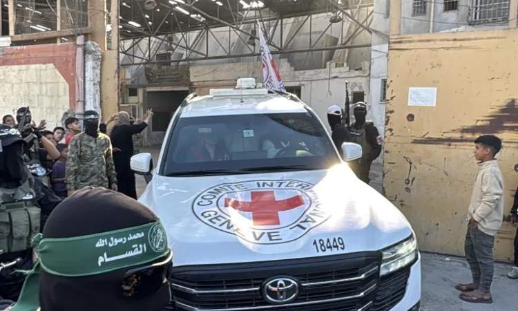 القسام تعلن تسليم جثتين من أسرى العدو الصهيوني